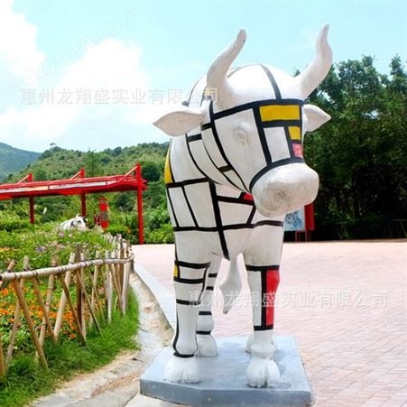 齐齐哈尔玻璃钢动物雕塑广场牧场大型摆放时尚仿真格子彩绘牛造型景观雕塑